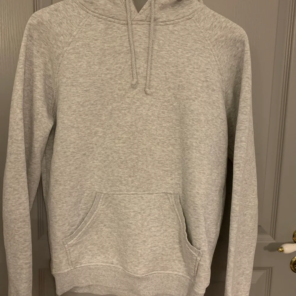 Snygg ljusgrå hoodie ifrån BikBok i storlek Xs, knappt använd, inga knotter. Hoodies.