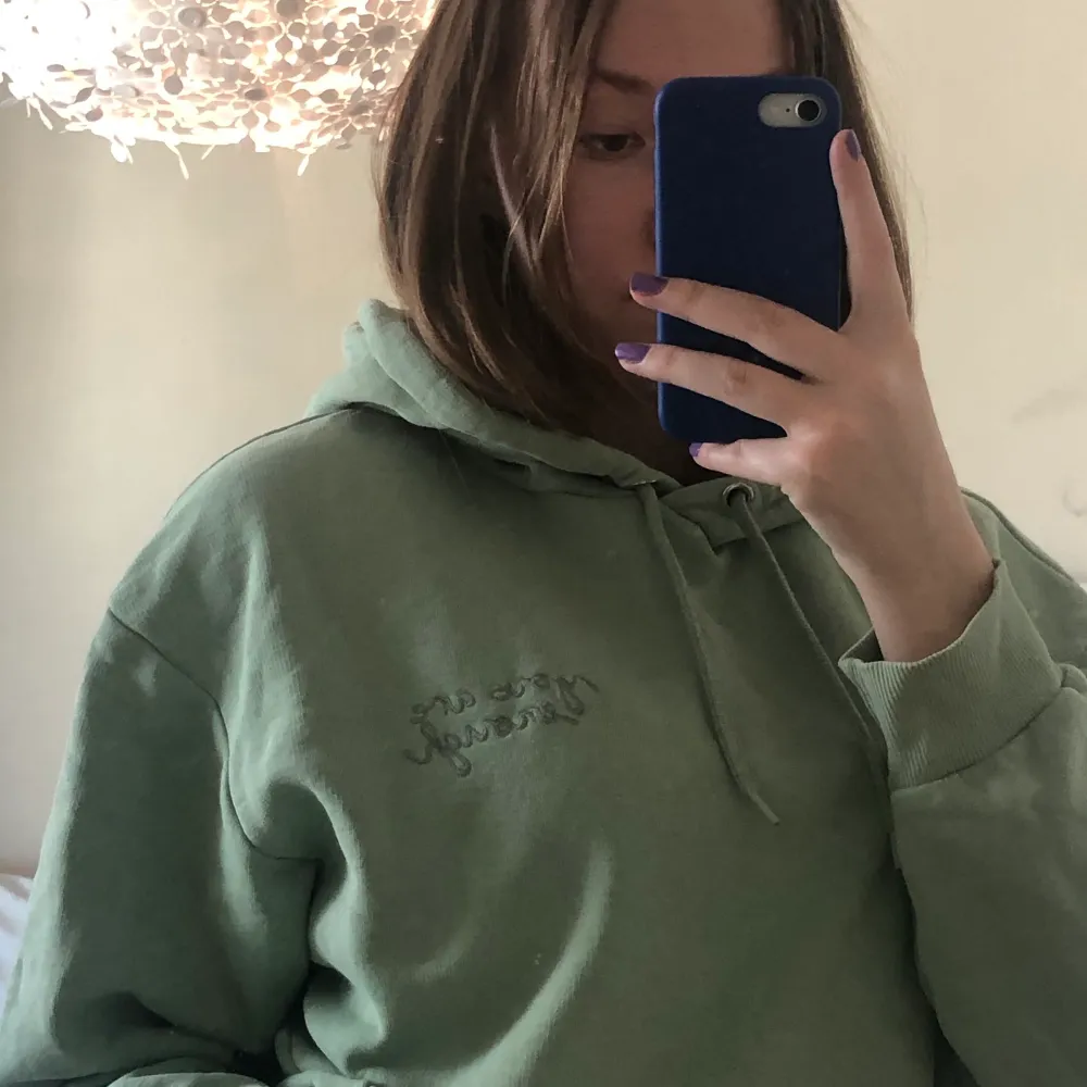 Jättesöt hoodie från Monki💚 färger är lite mint/sage-grön och kommer vara superfin i sommar!🌞  Möts upp i sthlm och fraktar i hela Sverige💫💜. Hoodies.