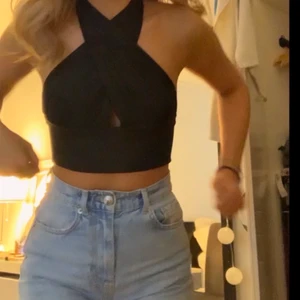 Knyttopp - Säljer denna sjukt snygga och trendiga topp som man knyter själv vid halsen.  Endast testad och därför i nyskick🥰 