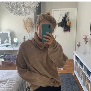Stickad tröja - Säljer denna supermysiga stickade tröja med polokrage. Skriv för mer info❤️