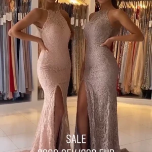 Balklänning/aftonklänning - Kollar intresset på min balklänning från DRESSROOM LINNÉ (den högra). Aldrig använd, lappar kvar. Nypris är på ca 4500kr. Säljer för 1600 exkl. frakt. Strl 38, allt medföljer som extra avtagbart släp, matchande ”scarf” samt klädöverdraget den kom i. OBS, lånade bilder från företagets egna instagram. Fler bilder kan skickas privat vid intresse 🌸🌸🌸🌸