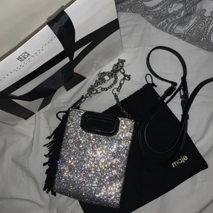 Maje väska - Världens finaste glittriga, limited edition majeväska i den minska storleken. Säljer då den tyvärr inte kommer till användning. Endast använd ett fåtal gånger så den är fortfarande i nyskick. Nypris ca 3000! 🤎🤎🤎 båda banden+dustbag+påsen den köptes i medkommer (2a bilden lånad) BUD PÅ: 1500kr avslutas TISDAG 16/3 BUDA PRIVAT