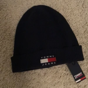 Tommy Hilfiger jeans mössa - Helt ny marinblå mössa från märket Tommy Jeans, lappar och allt kvar. Nypris låg på 550kr, säljer för 280 inklusive frakt!
