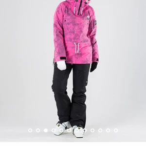 Rosa dope skidjacka - Storlek Medium. Max använd 5 gånger då den är en för stor storlek. Super bekväm och en härlig färg. Nypris är 2000kr men säljer för 1000kr
