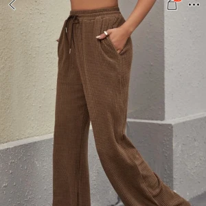 mjukisar - bruna fina mjukisbyxor som är långa så passar bra på 170+ men även kortare💗 storlek S-M men passar även Xs