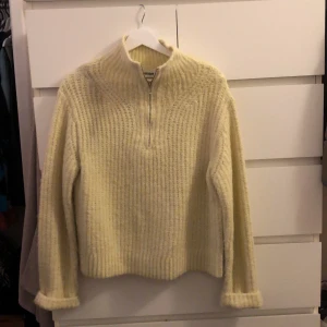 Stickad tröja - Snygg stickad tröja i en ljusgul färg med dragkedja vid halsen! Strl. XS men passar mig som har S/M ❤️