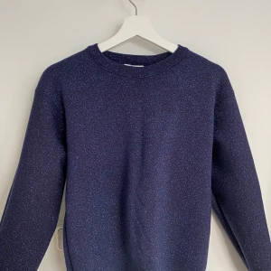 Glittrig tjocktröja - Tröjan är från Zaras barnavdelning men passar Strl S!!Använd en gång💙