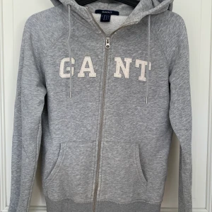 GANT hoodie - En super fin gant hoodie i XS💖 Tröjan är i fint skick och säljer den eftersom jag inte andvänder en längre