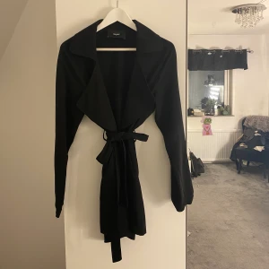 Super fin tunn kappa  - Tunn vår kappa/ blazer som slutar precis under rumpan. Jätte fint skick. Frakt: 66kr (spårbar)📦🥰