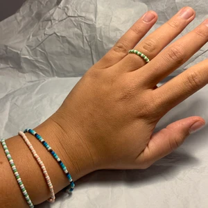 Hemmagjorda smycken 😝🐉💥 - Halloj! En liten intressekoll här bara✨⚡️! Jag gör sjukt söta hemmagjorde armband, ringar och fotledsband. Tanken är att man får bestämma färger och passform själv! Skulle det vara att armbandet går i sönder inom 10 dagar får man ett nytt gratis! Eftersom det är ett dra på armband,ring eller fotledsban🌟puss på er 💥