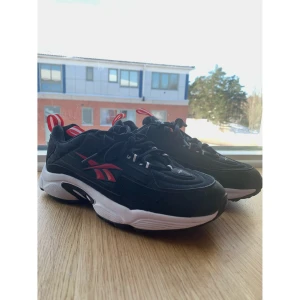 Reebok sneakers - Säljer mina reebok sneakers, beställde helt enkelt i fel storlek så de har bara använts någon enstaka gång! Storlek 38.5. Frakt tillkommer om vi inte möts upp i Växjö😊