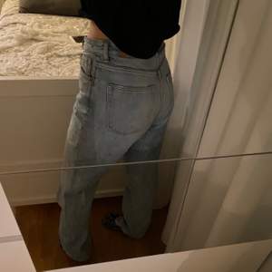 Raka ljusa jeans från monki i modellen Taiki, som är långa i benen:) nypris:400 