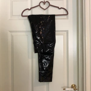 Svarta lack byxor - Svarta tighta lack byxor 