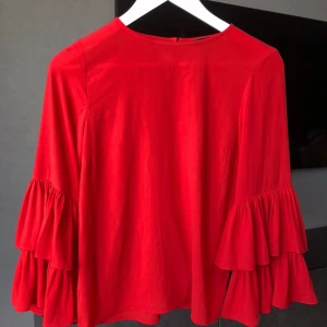 Blus - Röd blus med volang ärmar, storlek XS! Så fin till sommarkvällarna🌹 