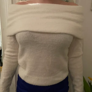 Stickad tröja - Stickad offshoulder tröja i super mjukt material inte stickigt! Storlek XS men passar mig som har stor byst och storlek s/m! Köpt på hm för ett tag sen! Spårbar frakt 62kr 