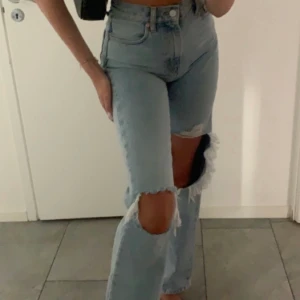 MANGO JEANS - Säljer ett par skit snygga vida jenas från mango. Går ej att köpa längre! I storlek 34🤍 passar mig som är 170 bra men jag kan tyvärr inte ha det längre då jag blivit för stor på bredden🤍 250kr+frakt eller högsta bud