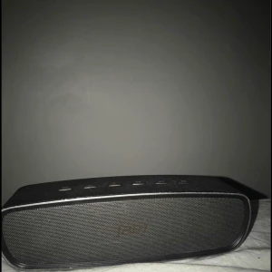 Bluetooth högtalare  - Måste laddas vid användning därav priset, jättebra ljud och bas!! Nypris 1000 kr 