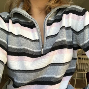 randig stickad tröja - suuuperfin randig stickad tröja med half zip! såå snygg men kommer tyvärr inte till användning, storlek S. köpt second hand men aldrig använd av mig, mycket bra skick. frakt tillkommer, spårbart🤎