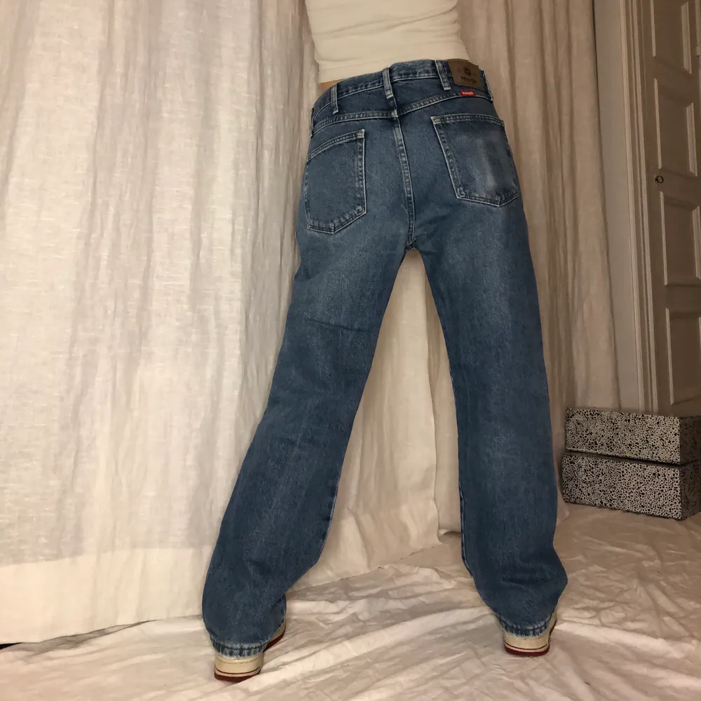 Snygga baggyjeans från Wrangler👏🏻 Waist 92cm innerbenslängd 73cm 💗 många intresserade så budgivning tills onsdag 10/2 19:00 🥰. Jeans & Byxor.