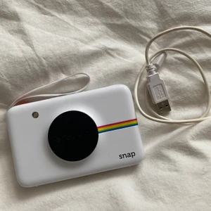 Polaroid kamera- nyskick  - Säljer min Polaroid kamera!! Den är som ny!! Nypris 1800kr, säljer för 400kr + frakt. Laddare tillkommer!! Finns 6 olika bildläge man kan ta bilder med, blir skit coola retro bilder, man kan också använda om man vill ha bilderna med ”ram” eller ej. (Polaroid bilderna på sista bilen är några bilder tagna med kameran). Man kan även sätta i minneskort. Buda helst i kommentarerna 😘