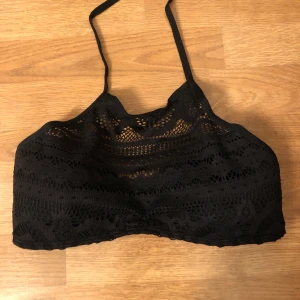 Bikinitopp  - Svart bikinitopp från Cubus. Skriv för intresse. Storlek 36. Fraktkostnad tillkommer, kan dock mötas upp i Stockholm :) 