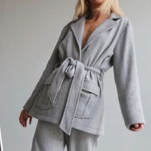 Set från nakd  - Frakt tillkommer 66kr. Säljs endast som set . Byxorna 32 och ”mys-kavajen” 34 