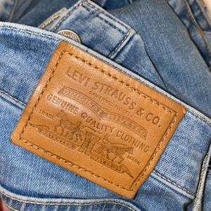 Levis jeans  - Levis jeans modell Mile High Super skinny storlek 26 (skulle säga motsvarar ca 36 i vidd) och bra i längd på mig som är 170 men passar absolut om man är kortare med. Nypris 1200 kr mitt pris 150 kr. Har ett litet hål över vänstra fickan som enkelt går att laga.