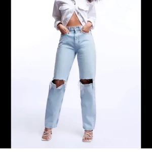 90s high waist jeans - Säljer dessa populära jeans från Gina Tricot då de bara ligger i garderoben och inte kommer till användning. Använda ett par gånger men de är som nya. Storlek 32💞