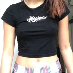weekday  - söt weekday crop top! kommer inte till användning längre. lite dammig på andra bilden😁😛