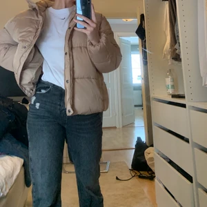 Puff jacka från zalando storlek M aldirg aldirg använd  - Puff jacka från zalando aldirg använd storlek M frakt va 50kr