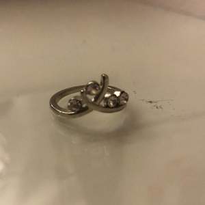 En jättesöt ring med en krona ish, köptes för 75kr💘betalning via swish