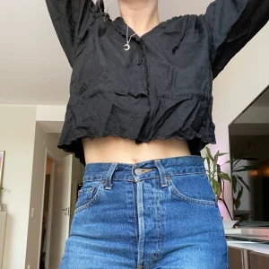 Skjorta med luva - Så himla fin skjorta/blus med luva och så fina detaljer. Kommer tyvärr aldrig till användning. Frakt tillkommer 🍷