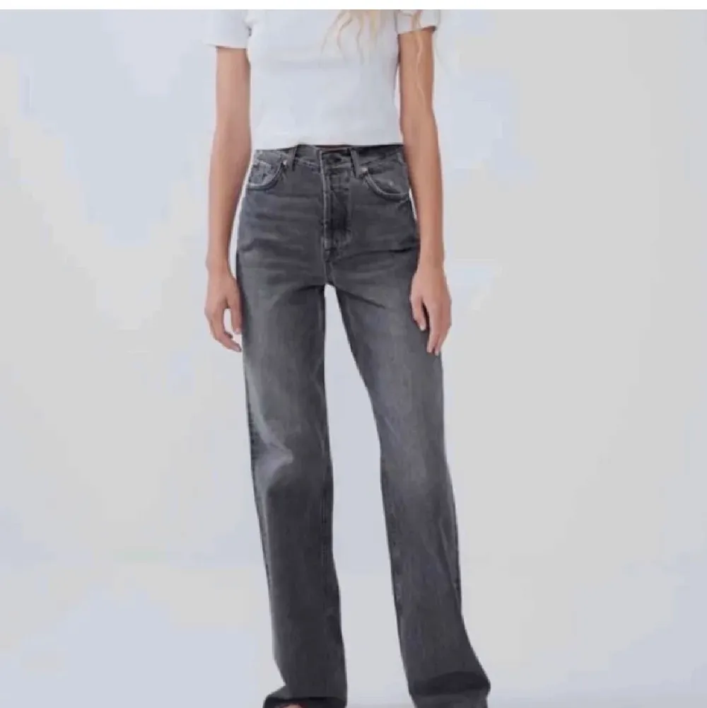 säljer dessa populära grå jeans från zara, full length i storlek 38. Dem används inte längre, använda väldigt sparsamt Max 7 gånger. FÖRST RILL KVARN! Kan både frakta och mötas upp! Skriv privat för fler bilder!😊😊 OBS lite avklippta dem är fortfarande för långa på mig och går verkligen över hälarna (jag är 168), PRIS KAN DISKUTERAS!. Jeans & Byxor.