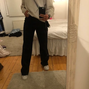 Widén leg jeans från nakd - Säljer ett par superfina jeans från nakd, inte använda mycket då de är väldigt långa på mig vilket har resulterat i att de har slitits under skon. Annars i toppskick😊skicka för för fler bilder 