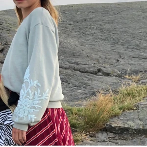 Sweatshirt - Snygg sweatshirt, väldigt fin färg💚