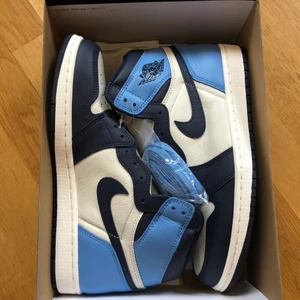 Air Jordan 1 obsidian - Obsidians i storlek 42. Dom är helt nya (DS). Med skorna ingår extrasnören samt en box som har ett skadat lock (se bild). Kvitto finns tyvärr ej:(. För fler bilder skicka DM.