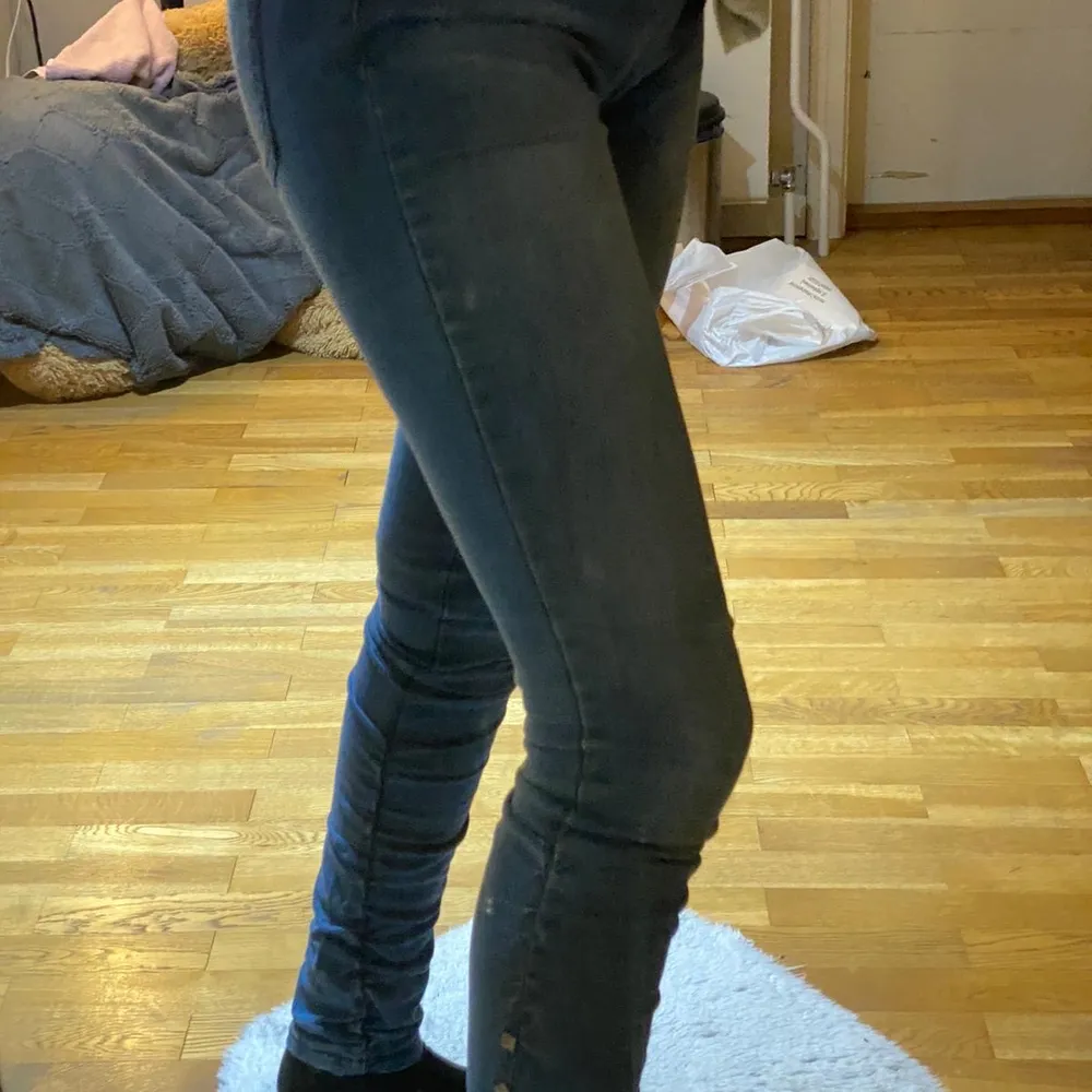 Blå jeans, jätte finnen diamanter i längst ner🤩. Jeans & Byxor.