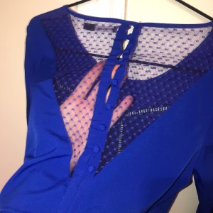 Blå blus  - Koboltblå blus som sitter jättefint över brösten!! Köpt för typ 5 år sen men har aldrig använt den, inte riktigt min stil. Kan gå ner i pris💗