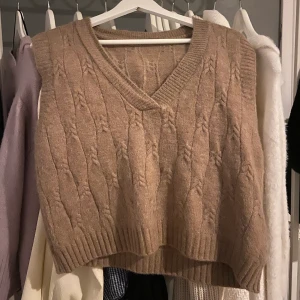 Stickad väst - Stickad brun väst, så snygg!! Frakt tillkommer