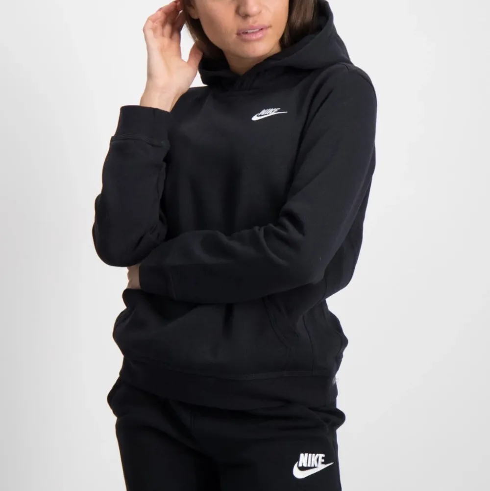 Säljer en sån här liknande Nike hoodie,för den inte kommer till användning den är i nyskick och används få gånger❣️ om du vill ha bilder så kan du skriva till mig❤️. Hoodies.