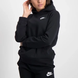 Nike hoodie - Säljer en sån här liknande Nike hoodie,för den inte kommer till användning den är i nyskick och används få gånger❣️ om du vill ha bilder så kan du skriva till mig❤️