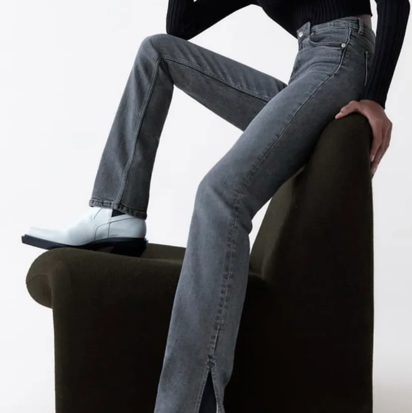 Jag säljer mina gråa jeans med slits från zara pga att jag inte får någon användning av dom. Dom är i topp skick ser ut som nya. Jag bestämde mig för att klippa bort ungefär 2 cm nere vid slutet av byxorna för att jag tyckte att dom va lite för långa (jag är 165)💖. Jeans & Byxor.