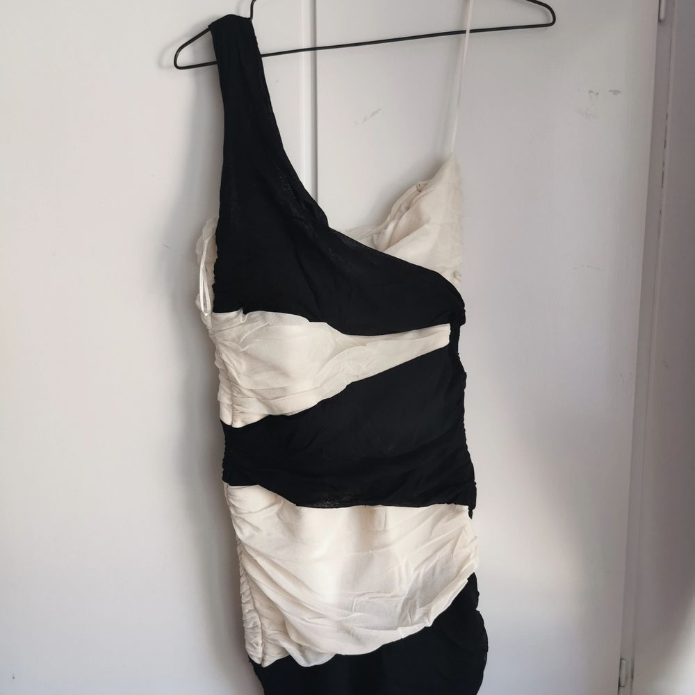 Svart och vit one shoulder, slinky blockklänning stretchigt material, från Jane Norman. Storlek 40. 75kr.. Klänningar.