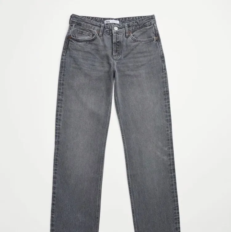 Ett par perfekt grå, raka jeans med medel hög midja. Helt oanvända med prislappar kvar som är slutsålda på hemsidan. Säljs för 250kr + frakt. Om fler är intresserade blir det budgivning❤️❤️. Jeans & Byxor.