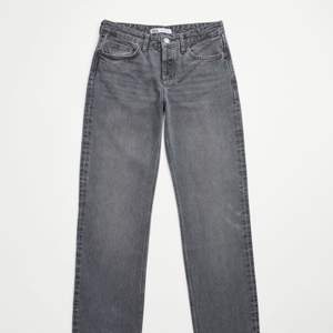 Ett par perfekt grå, raka jeans med medel hög midja. Helt oanvända med prislappar kvar som är slutsålda på hemsidan. Säljs för 250kr + frakt. Om fler är intresserade blir det budgivning❤️❤️