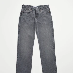 Zara straight jeans - Ett par perfekt grå, raka jeans med medel hög midja. Helt oanvända med prislappar kvar som är slutsålda på hemsidan. Säljs för 250kr + frakt. Om fler är intresserade blir det budgivning❤️❤️