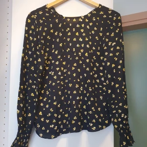 Blus  - Passar S. Köparen står för frakten.