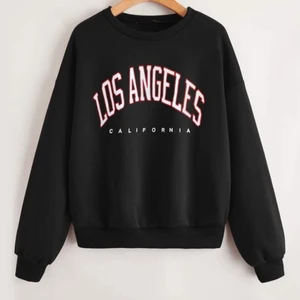 Intressekoll - Instressekoll på denna tröjan från shein. Fick precis hem den men det var lite liten. Lägg bud. Kan skicka för fler bilder. Storlek S och den är slutsåld på deras sida.