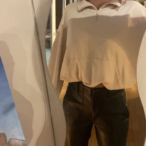 Tröja - Beige tröja med dragsko vid midjan från Vero Moda✨✨storlek M