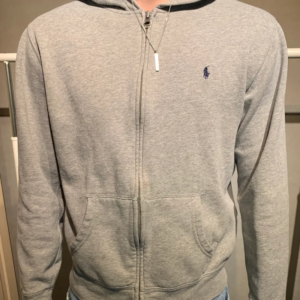 En grå Ralph Lauren hodie som jag inte använder då jag köpt en ny. Hodien är XL men sitter mer som än L/M. Skick 7/10. Hoodies.